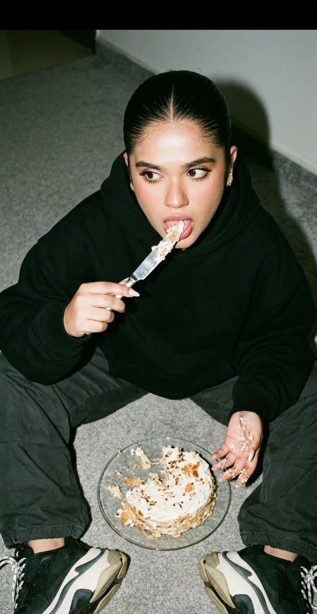 Street Glamour Cake Knife Portrait — example 1