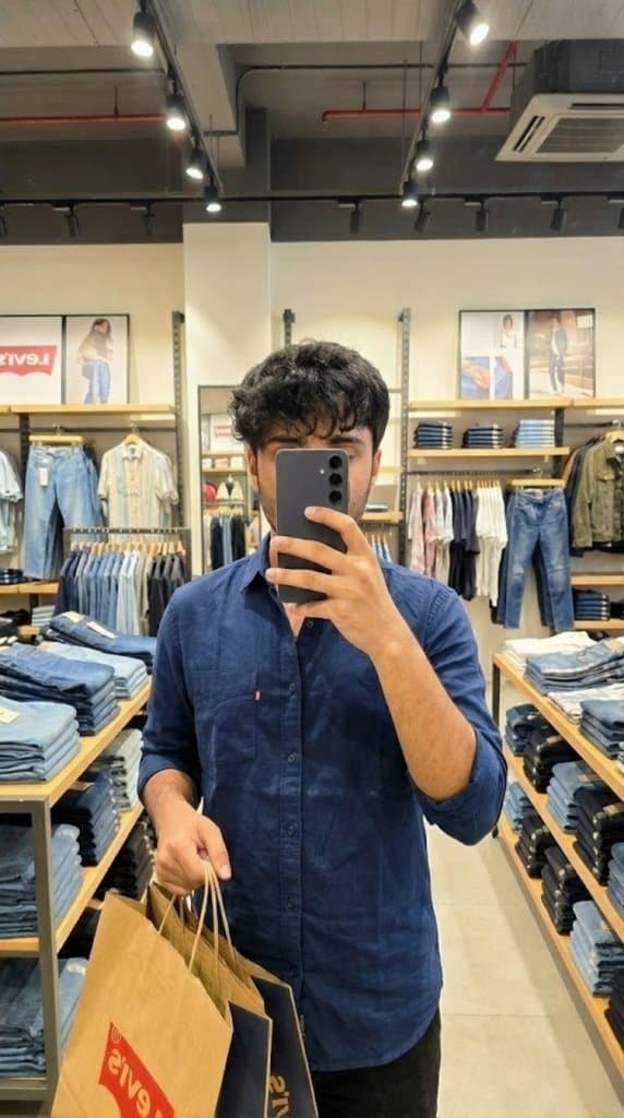 Levi’s shopping mirror selfie edit — example 1