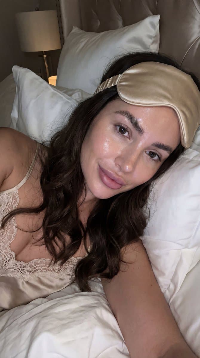 Influencer Candid Bedtime Selfie (Clean Girl Aesthetic) — example 1