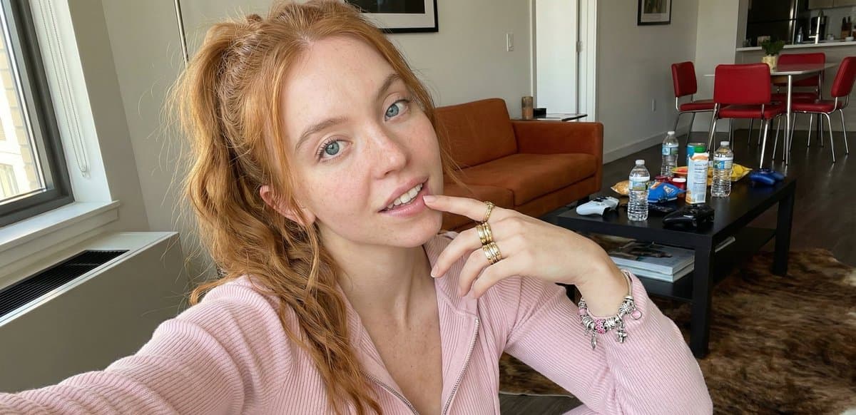 Hyper-Realistic 'Instagram Baddie' Selfie of Ana De Armas — example 3
