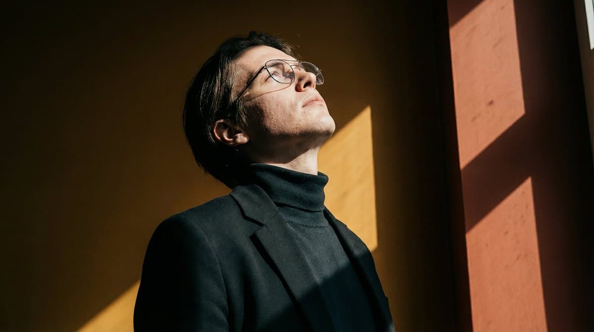 Ultra-Realistic Portrait with Hard Lighting Prompt — example 3