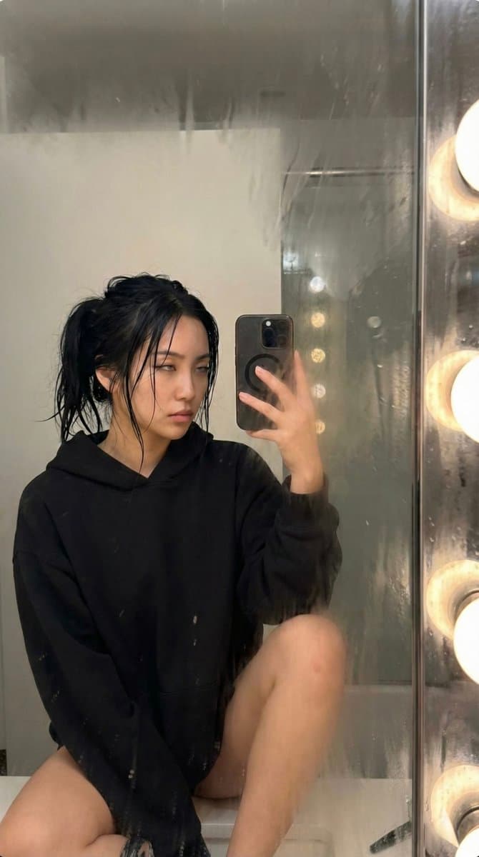 Steamy Mirror Selfie Prompt — example 2