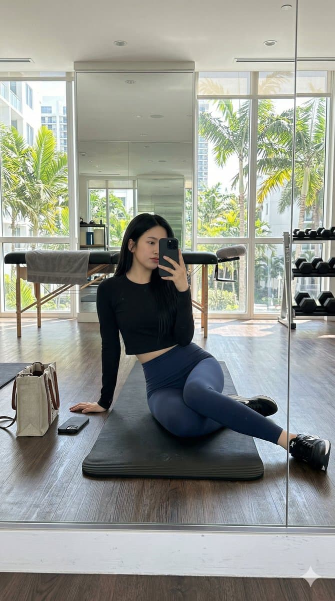 IVE's An Yujin Mirror Selfie in Gym — example 1