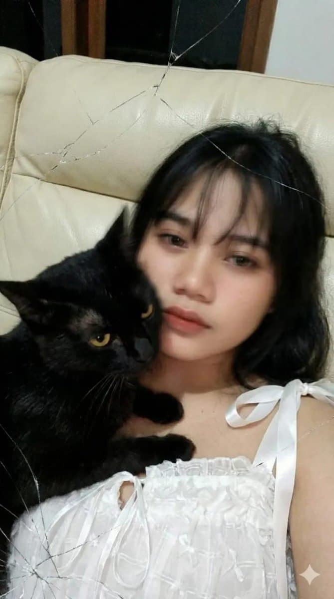 Low-Resolution Motion-Blurred Selfie with Cat — example 1