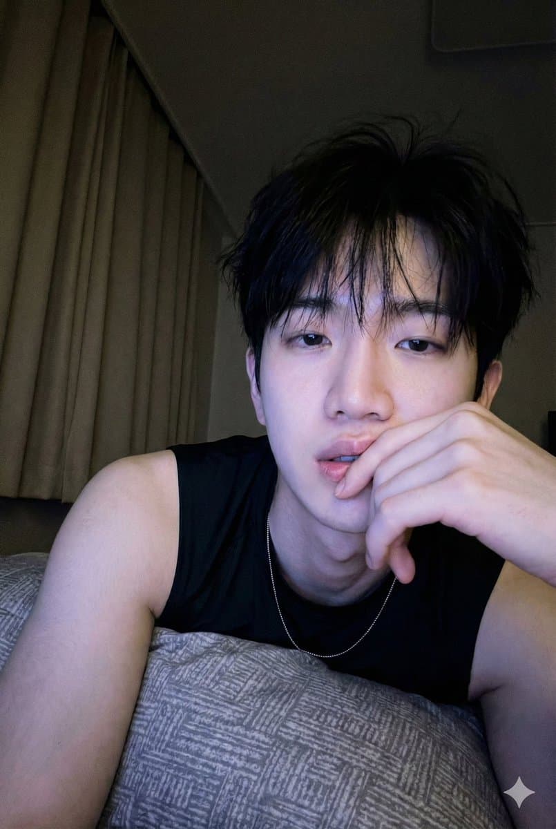 Low-Light Bedroom Selfie Prompt for Nano Banana/Gemini Pro — example 1