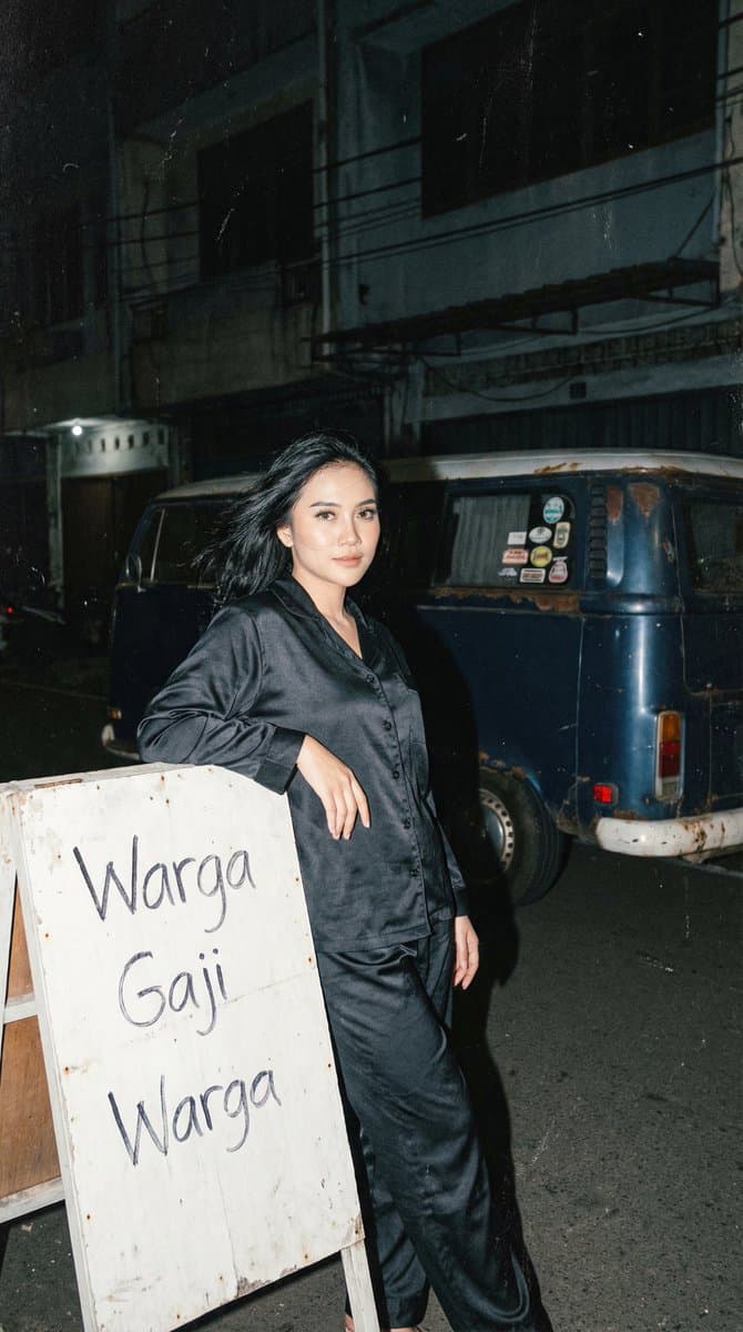 Analog 35mm Night Photography Portrait Prompt with VW Van — example 1