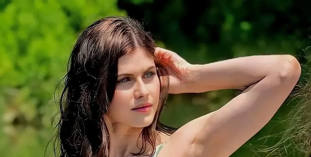 Alexandra Daddario Full-Body Panel Portrait — example 1